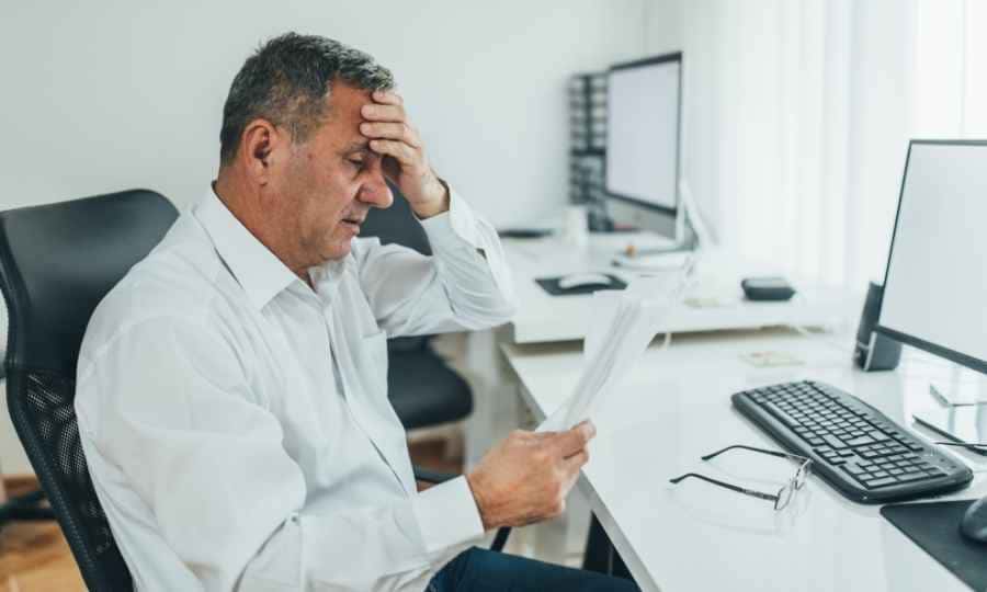 empresário preocupado com a inadimplência